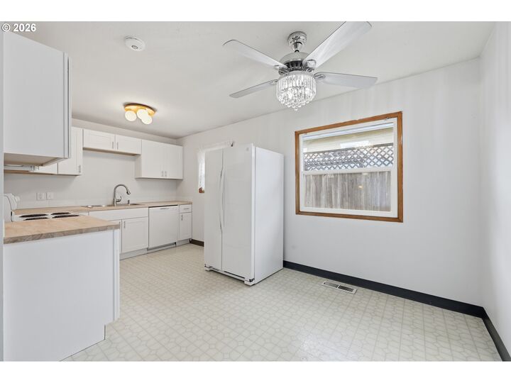 Property Photo:  12130 SE Reedway St  OR 97266 