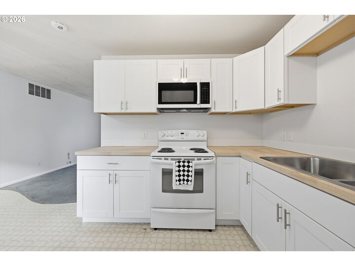 Property Photo: 12130 SE Reedway St OR 97266