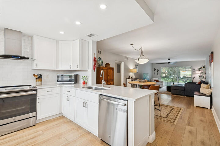 Property Photo:  2202 Lucaya Bend L2  FL 33066 