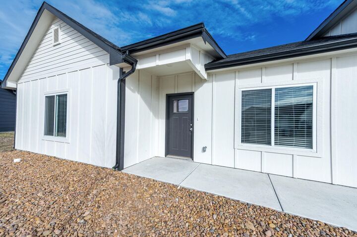 Property Photo:  504 E Harper St  KS 67147-8948 