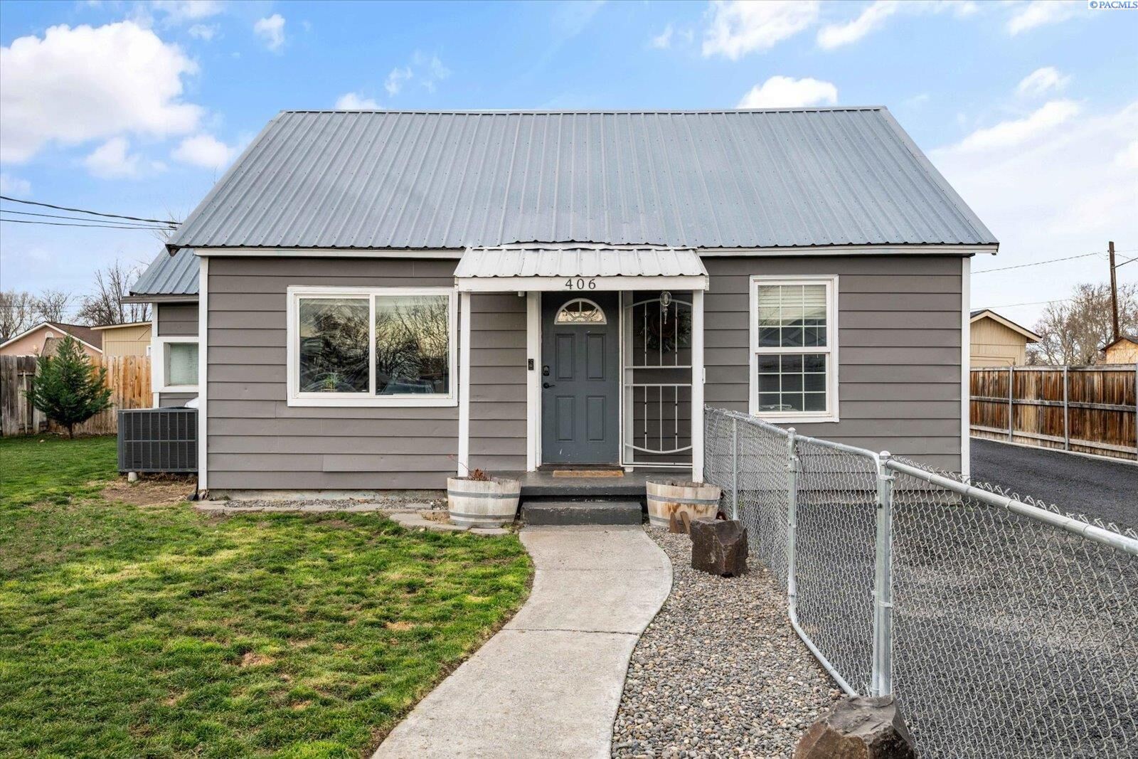 Property Photo:  406 S Fir St  WA 99336 