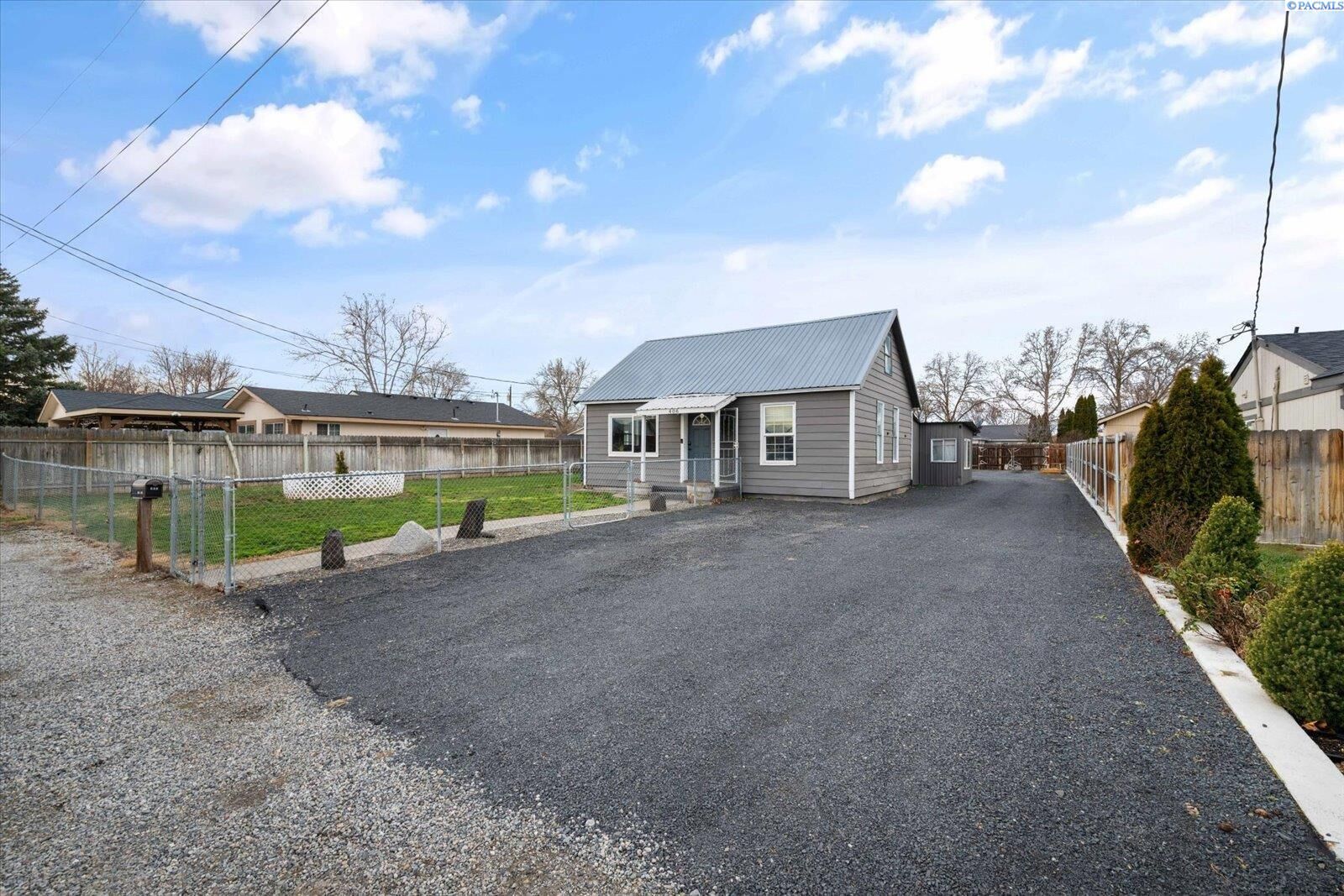 Property Photo: 406 S Fir St WA 99336