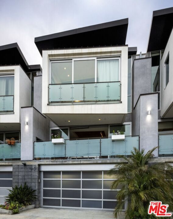 Property Photo: 351 Sunset Ave CA 90291