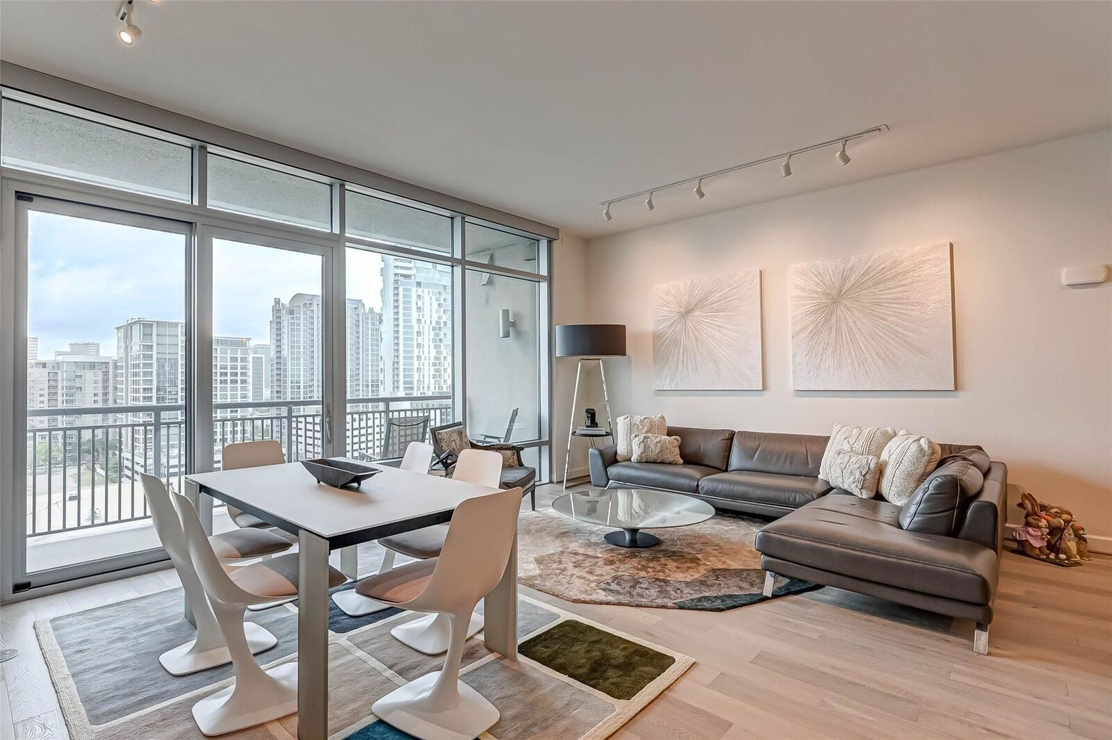 Property Photo: 2207 Bancroft Street 1202 TX 77027