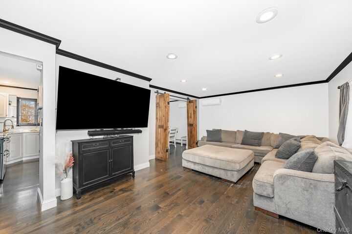 Property Photo:  264 W End Avenue  NY 11758 