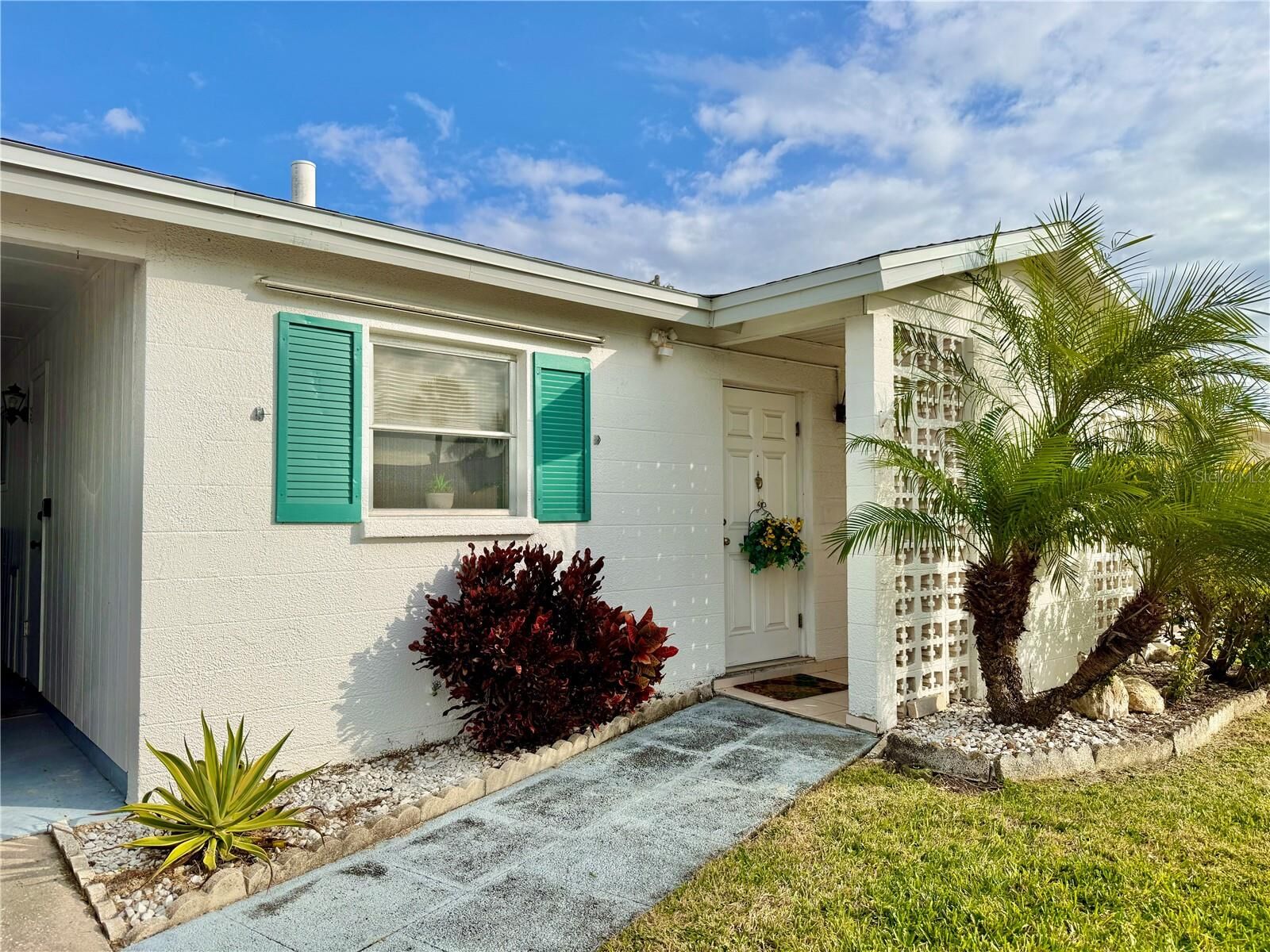 Property Photo:  6127 Coral Way  FL 34207 