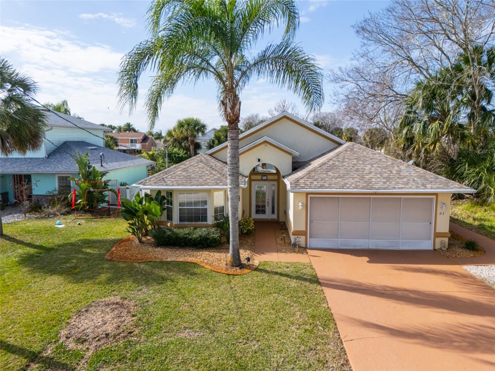 Property Photo: 21 Comanche Court FL 32137