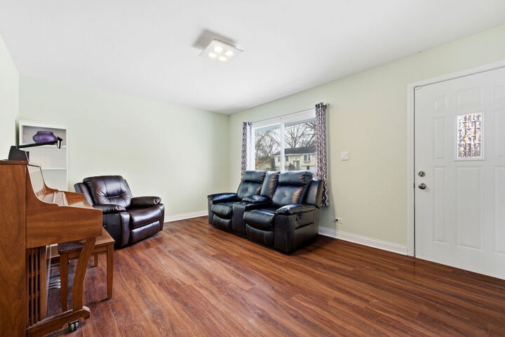 Property Photo:  733 Oriole Drive  IL 60107 