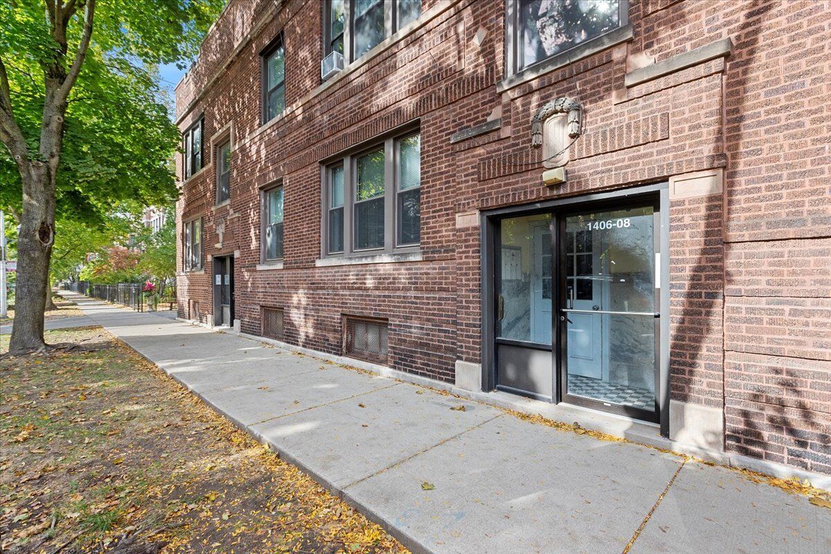 Property Photo:  1406 W Melrose Street 1  IL 60657 
