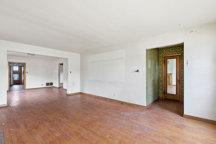 Property Photo: 11721 S Maplewood Avenue IL 60655