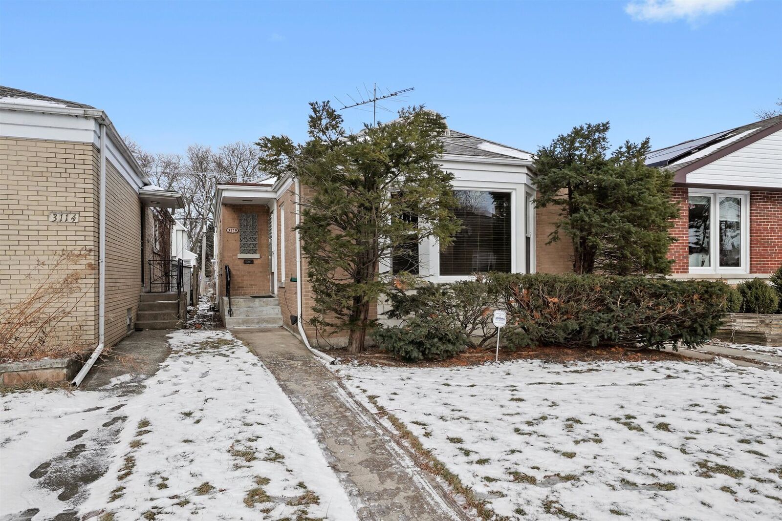Property Photo:  3110 W Jarvis Avenue  IL 60645 