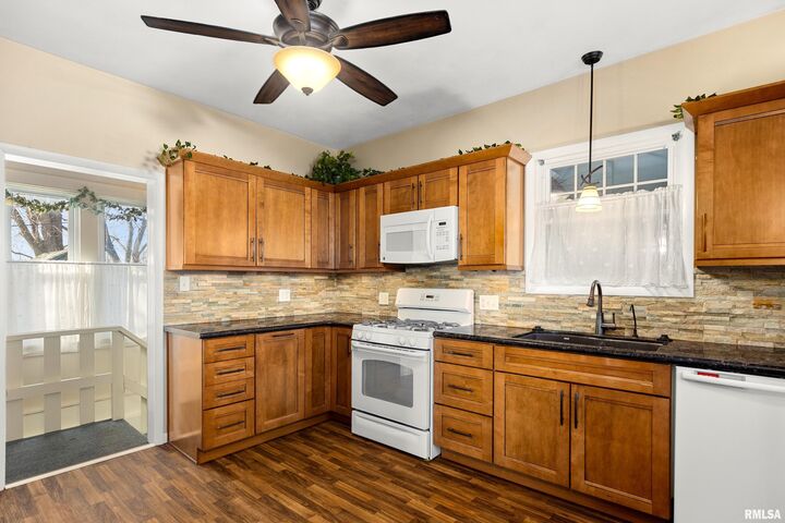 Property Photo: 523 N Main Street IL 61550