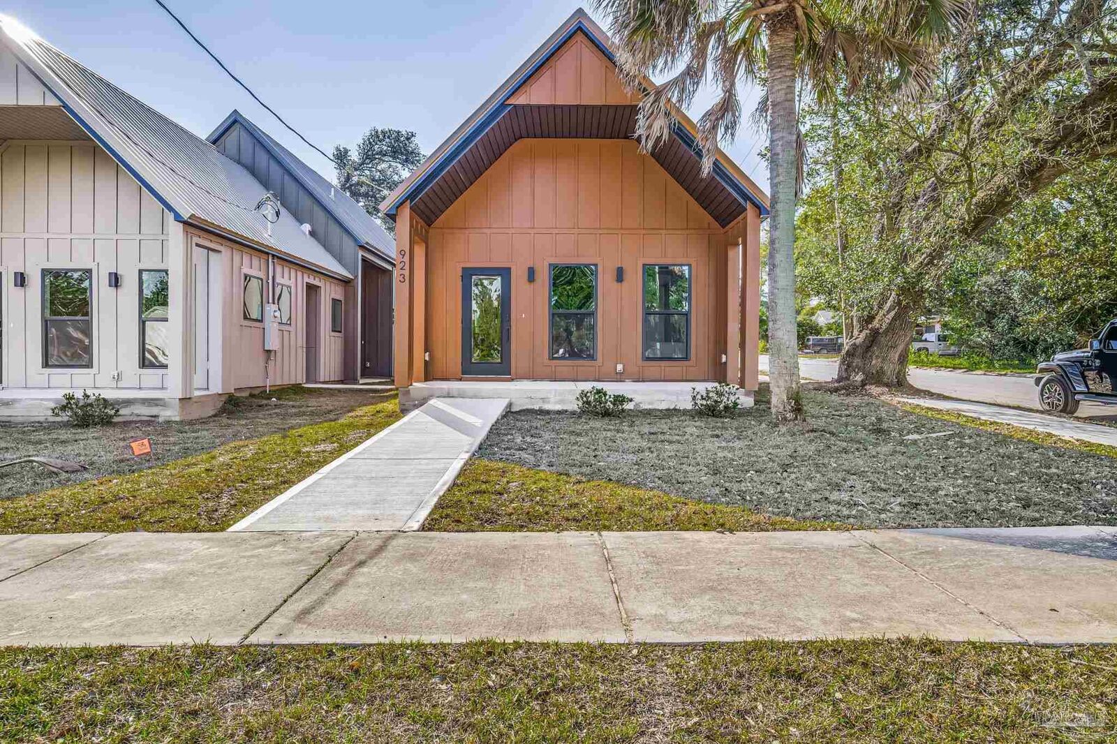 Property Photo:  921 W Lloyd St  FL 32501 