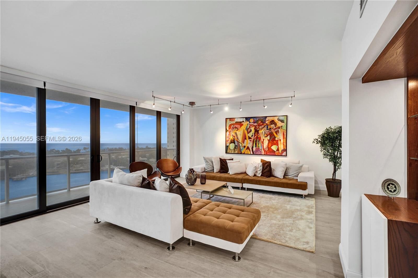 Property Photo:  20281 E Country Club Dr 1002  FL 33180 