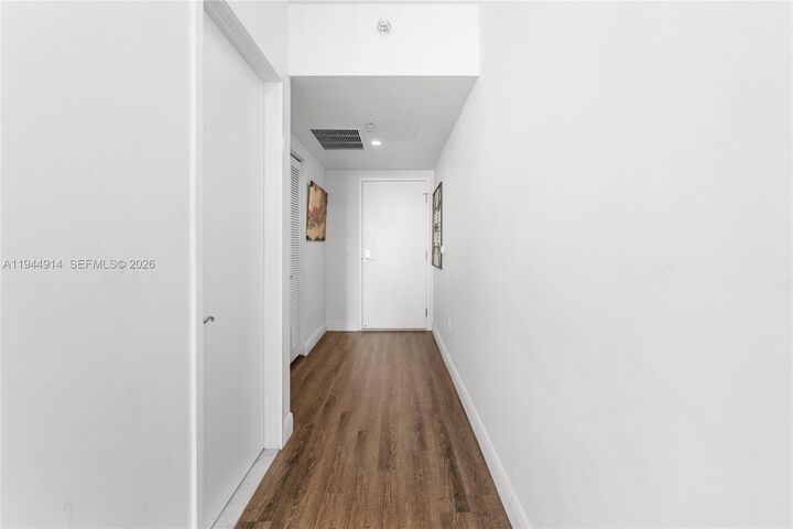 Property Photo:  185 SW 7th St 2702  FL 33130 