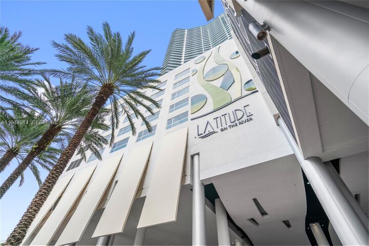 Property Photo:  185 SW 7th St 2702  FL 33130 