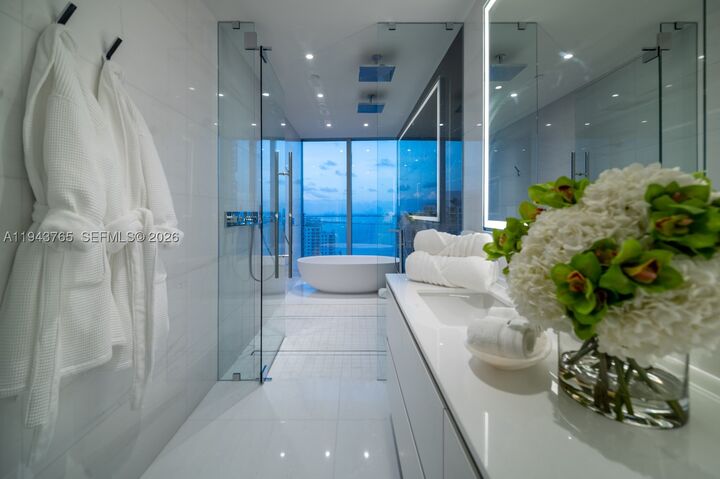 Property Photo:  300 Biscayne Blvd Way 3403  FL 33131 