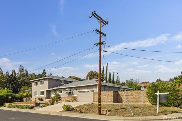 Property Photo:  2 Beaumont Court  CA 94549 