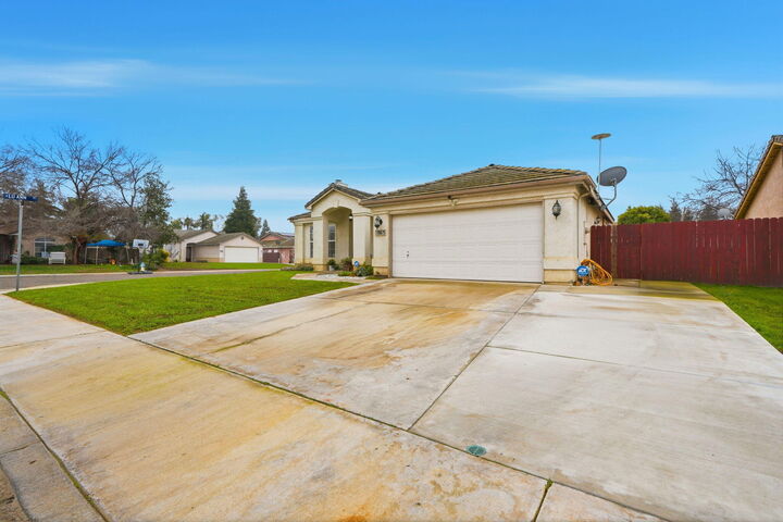 Property Photo:  1865 W Wall Avenue  CA 93257 