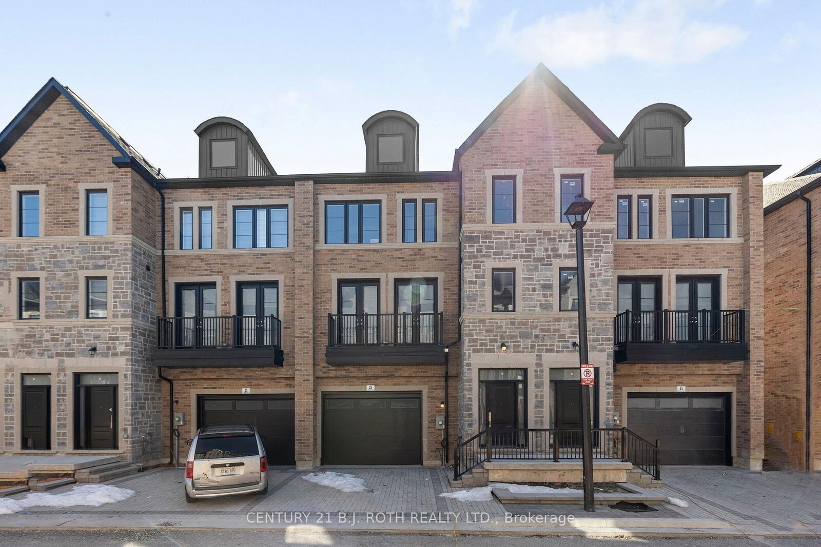 Property Photo: 260 Eagle Street 22 ON L3Y 1K1