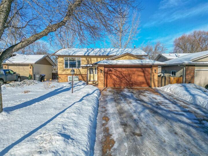 Property Photo:  139 Prairie Crescent  MB R7B 3S9 