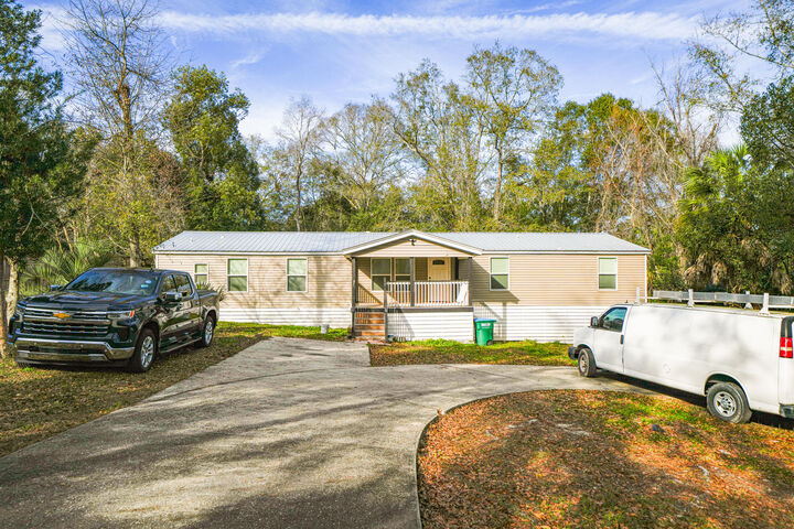 Property Photo: 307 E Pennsylvania Avenue FL 32425