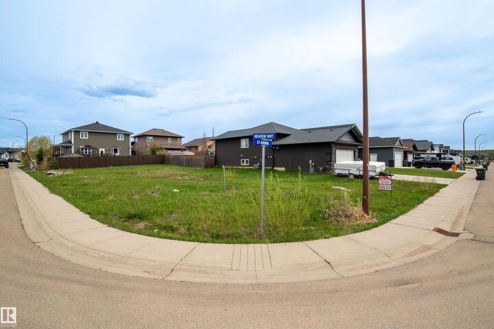 4930 57 Avenue — photo 1