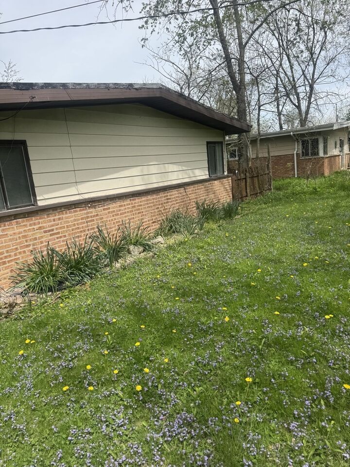 Property Photo:  329 Somonauk Street  IL 60466 