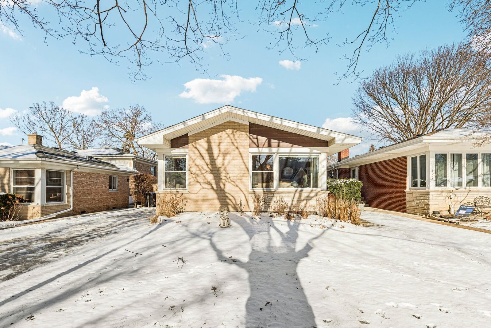 Property Photo:  1811 South Boulevard  IL 60202 