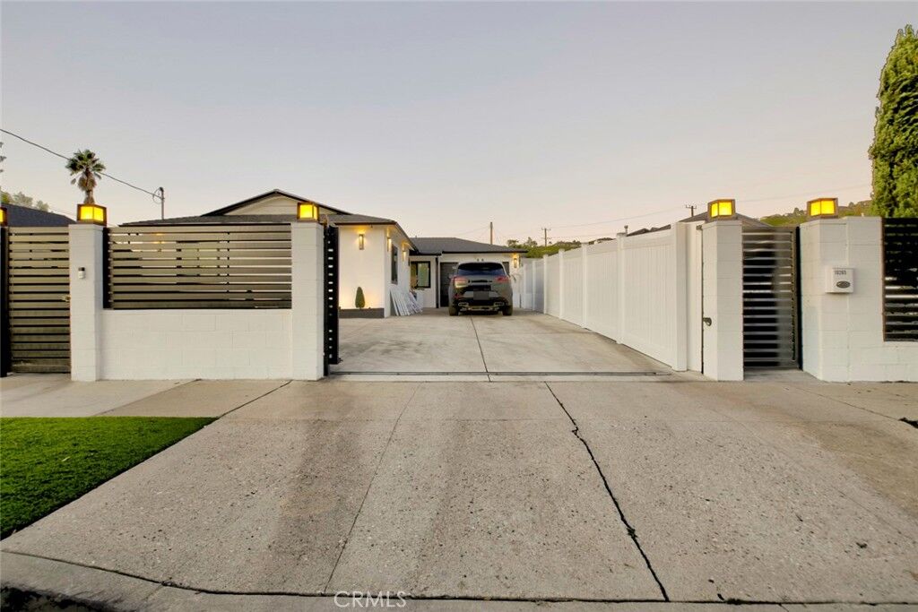 Property Photo:  10263 Strathern Street  CA 91352 