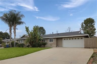 Property Photo:  624 Calle Tulipan  CA 91360 
