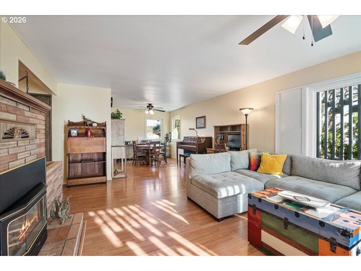 Property Photo:  760 SE Birch St  OR 97386 