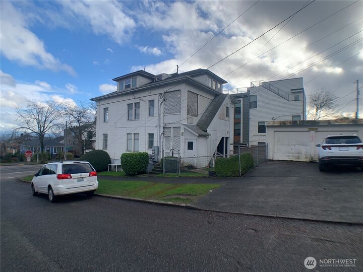 Property Photo:  621  23rd Avenue E 2nd F  WA 98112 