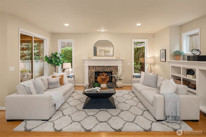 Property Photo:  818 S  36th Place  WA 98055 