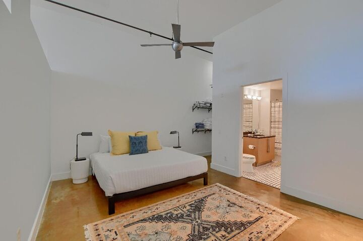 Property Photo:  180 NE 4th Avenue 406  FL 33483 