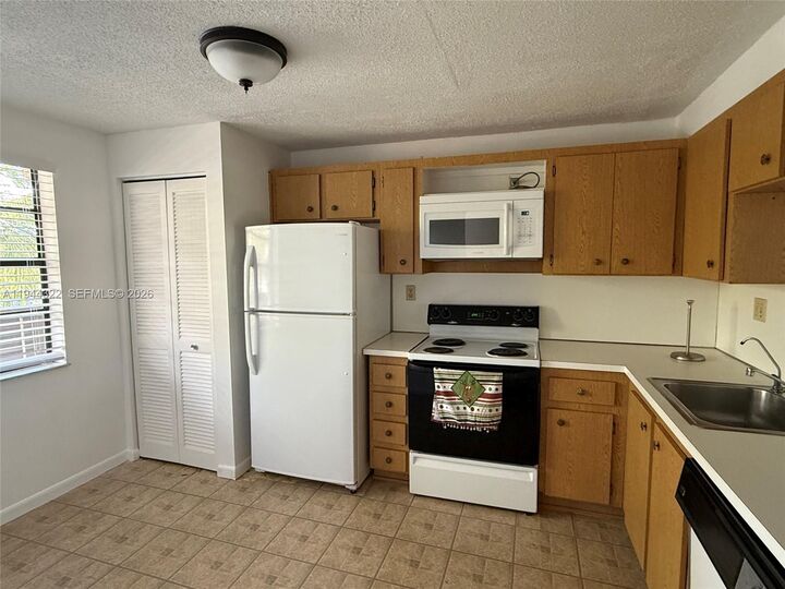 Property Photo:  1000 Colony Point Cir 303  FL 33026 