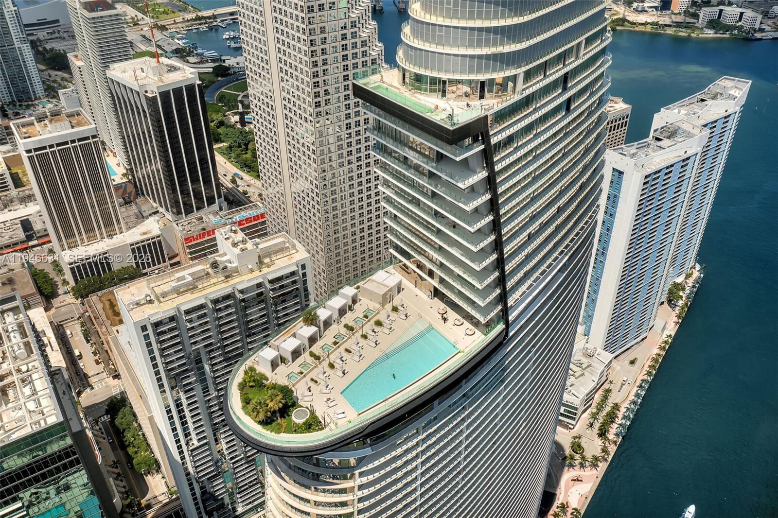 Property Photo:  300 Biscayne Blvd Way 2808  FL 33131 
