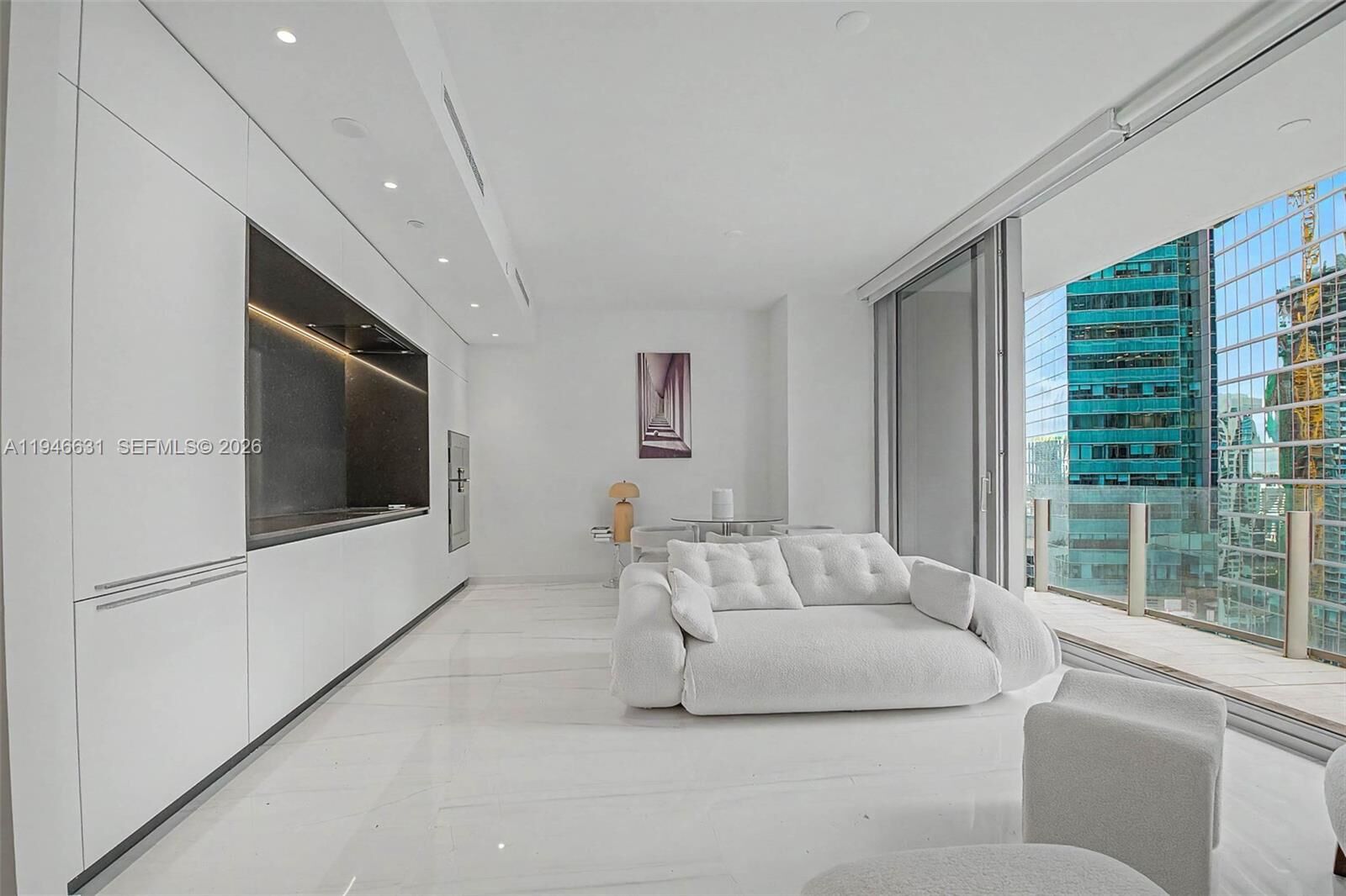 Property Photo:  300 Biscayne Blvd Way 2808  FL 33131 