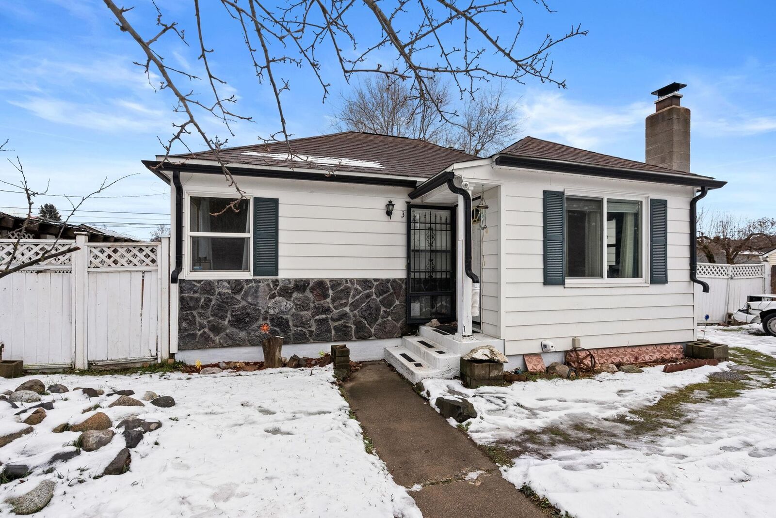 Property Photo: 302 E Hawthorne Rd WA 99218