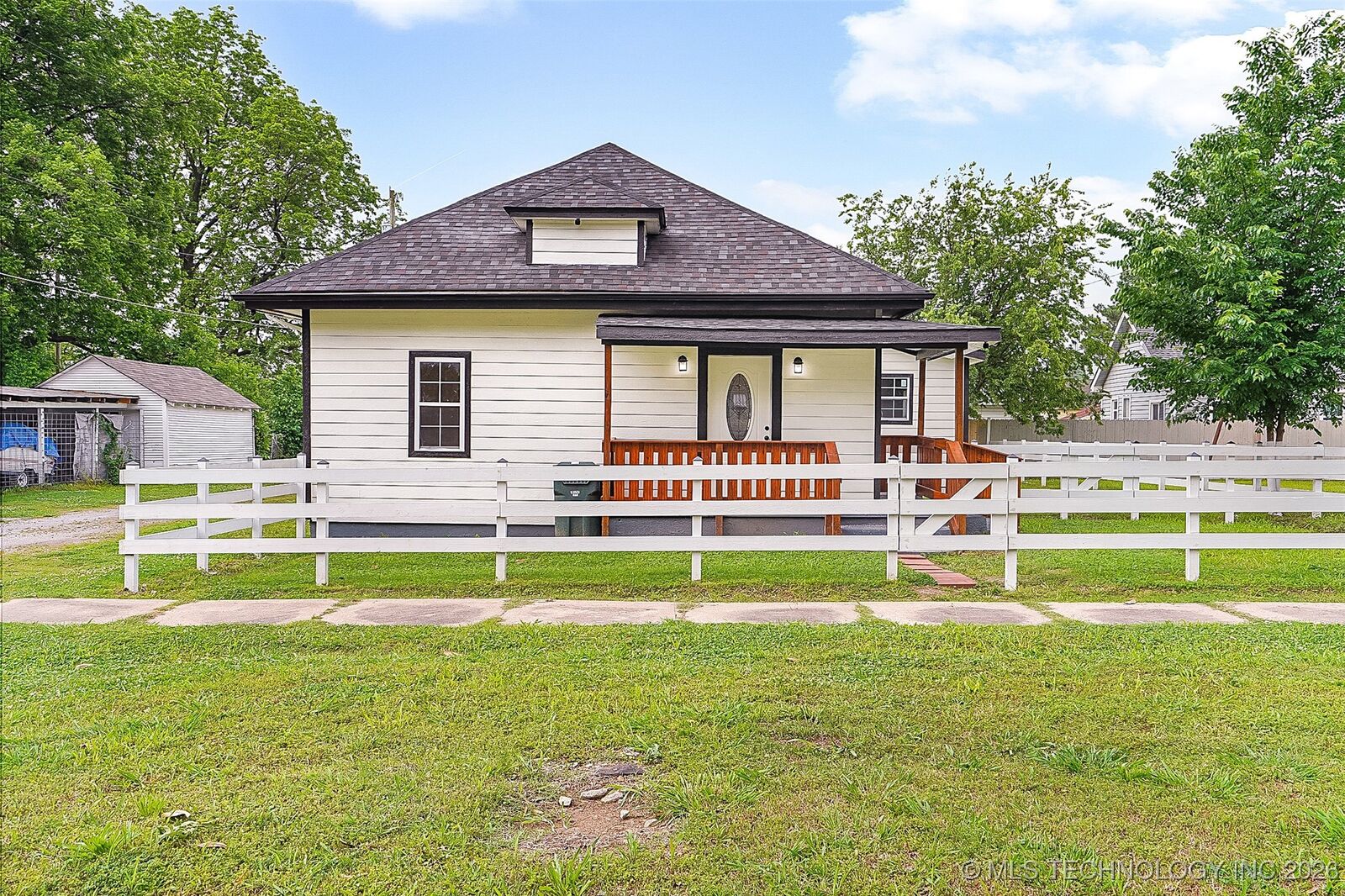 Property Photo:  1207 E Broadway Street  OK 74403 