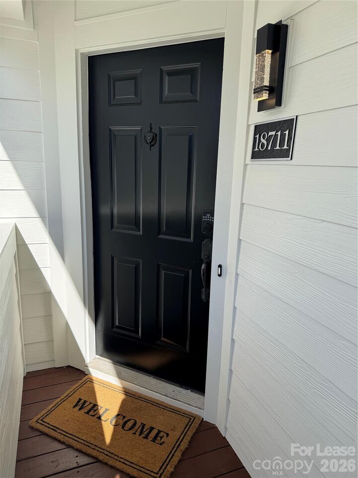 Property Photo:  18711 Vineyard Point Lane  NC 28031 