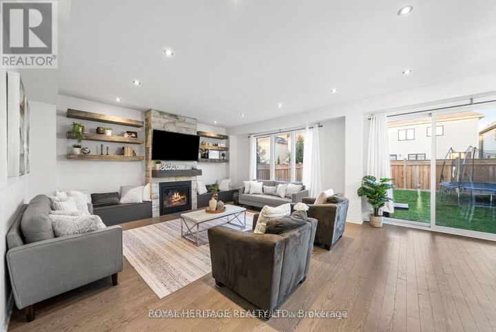 Photo de la propriété:  15 Larkin Lane  ON L1C 4A7 