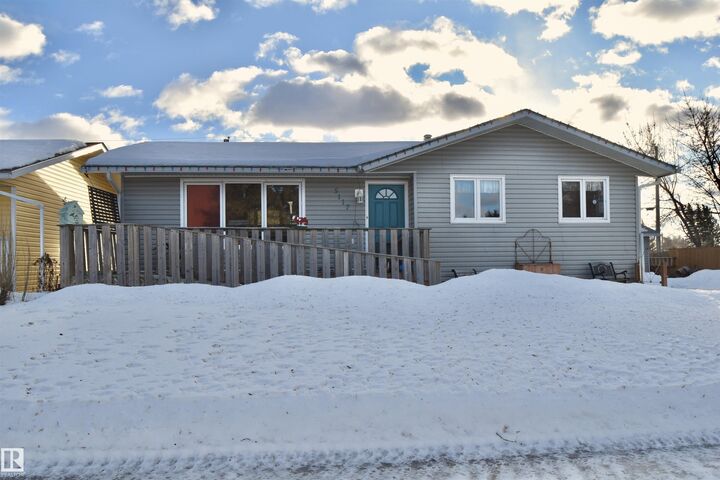 Photo de la propriété:  5117 54 Avenue  AB T0A 3A4 