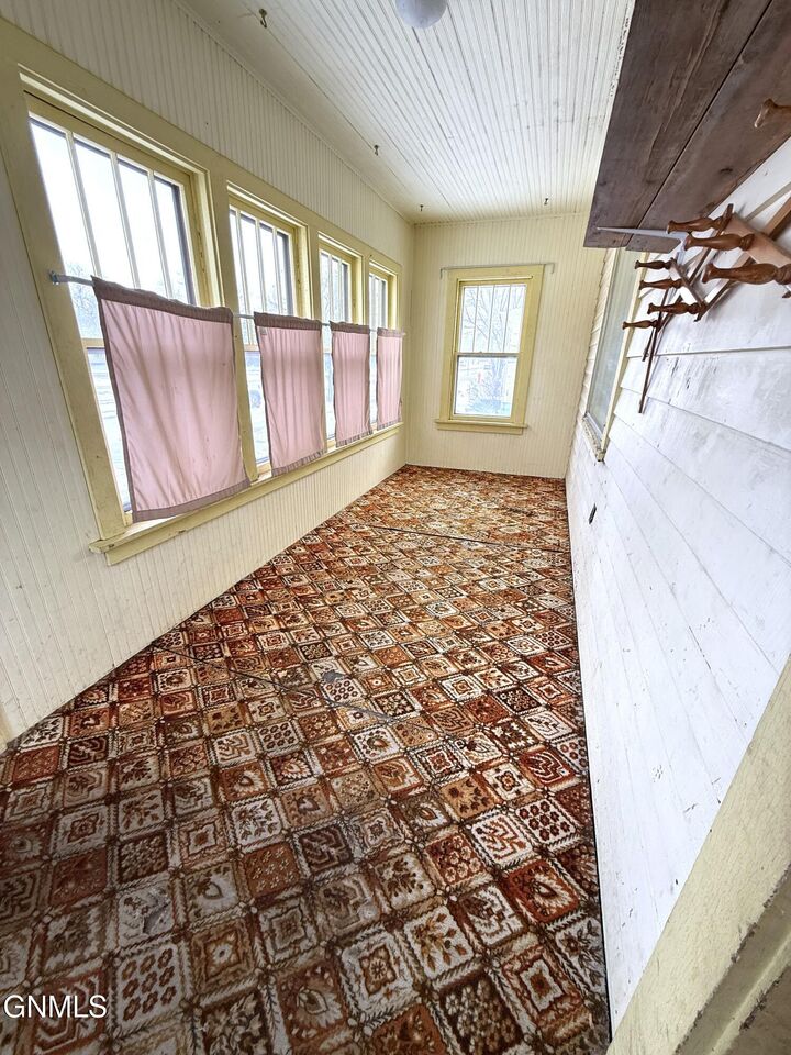 Property Photo:  120 4th Avenue SE  ND 58401 