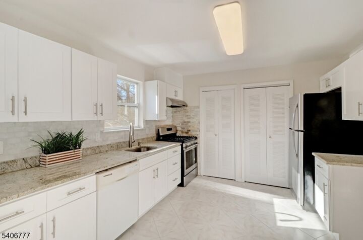 Property Photo:  2 Katie Ct  NJ 07936 