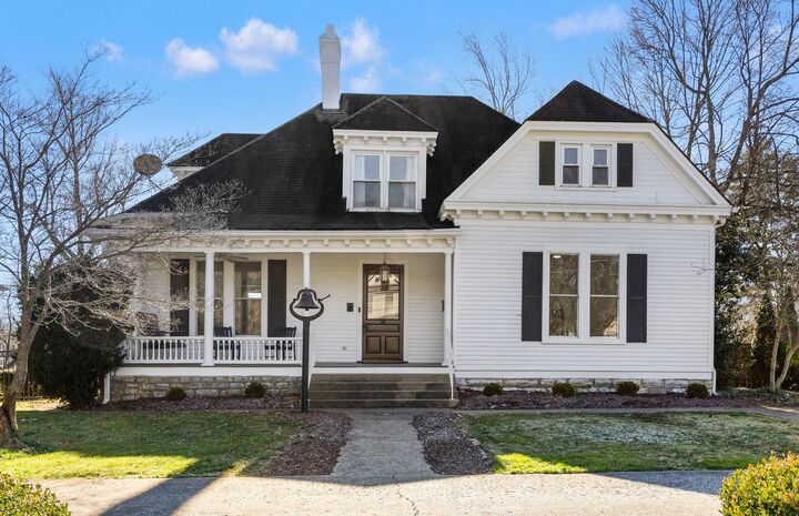 Property Photo:  334 E Lexington Avenue  KY 40422 