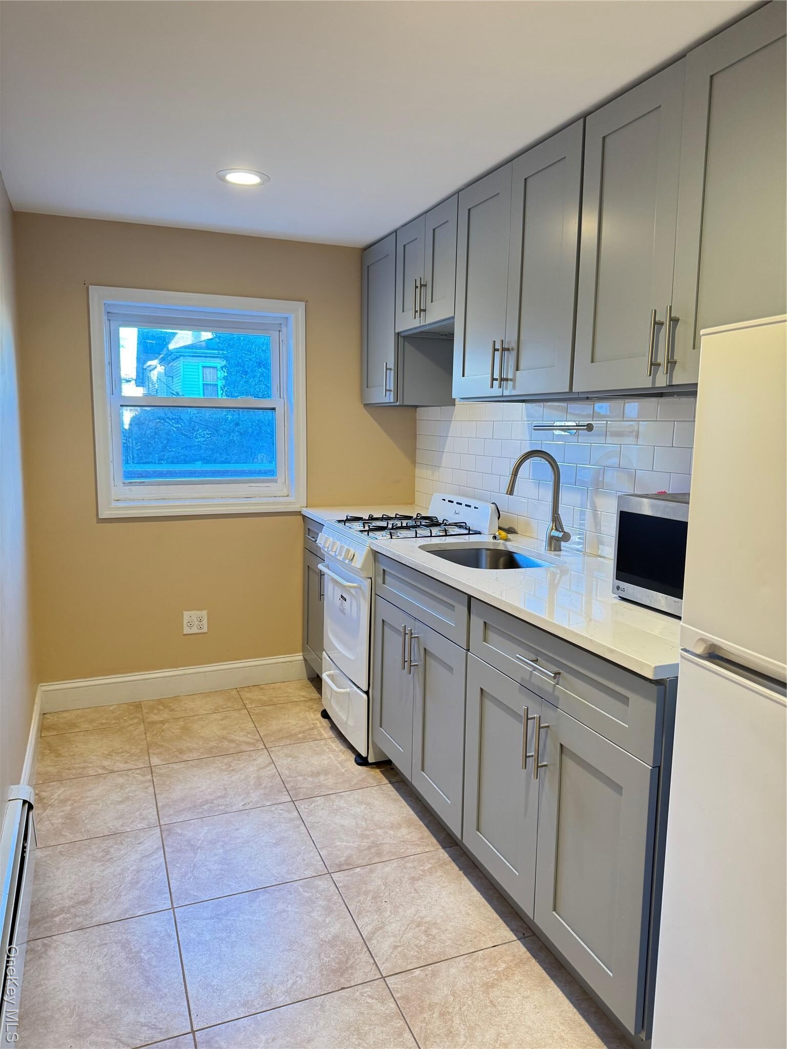 Property Photo:  1019 E 230th Street  NY 10466 