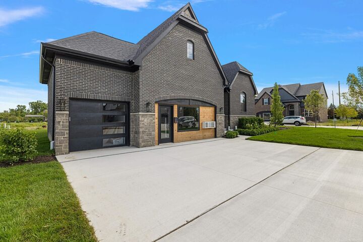 Property Photo:  4076 Spring Meadow Drive  MI 48314 