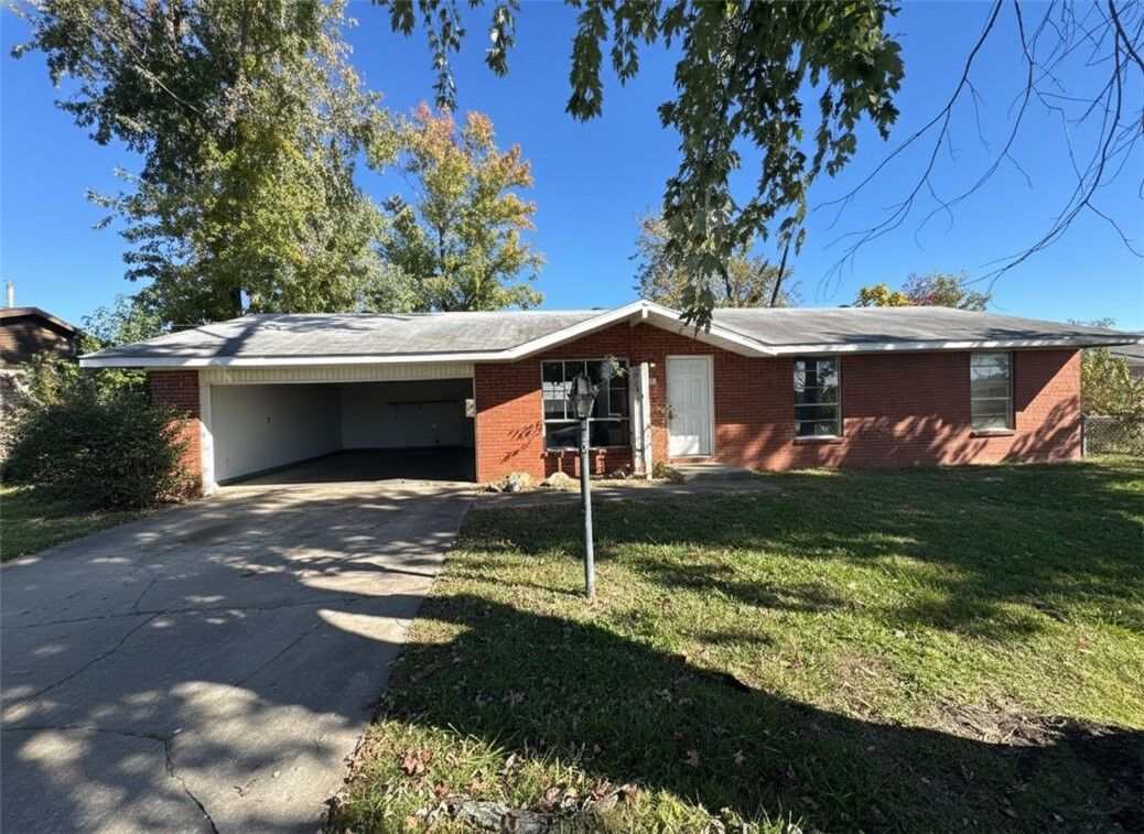 Property Photo:  811 N 15th Street  AR 72756 
