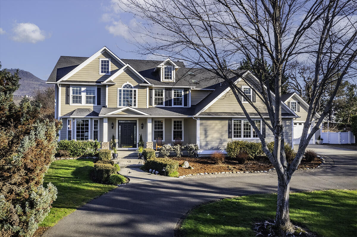 Property Photo:  3343 Lone Pine Road  OR 97504 